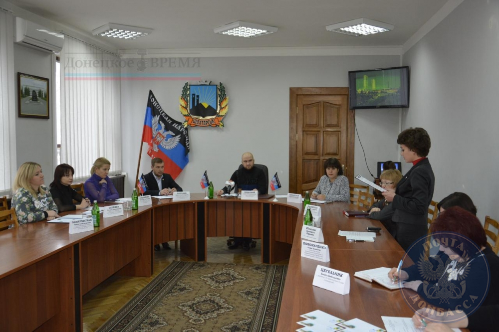«Почта Донбасса» посвятила новую марку пострадавшему от обстрелов ВСУ городу Шахтерску